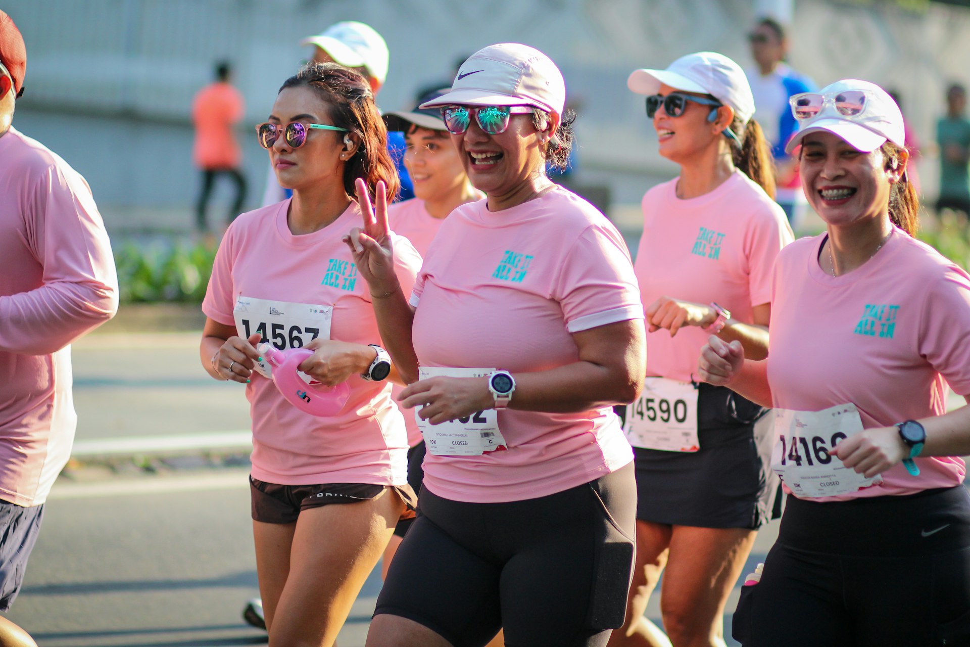 Groupe de femmes participant à une course avec t-shirts personnalisés roses
